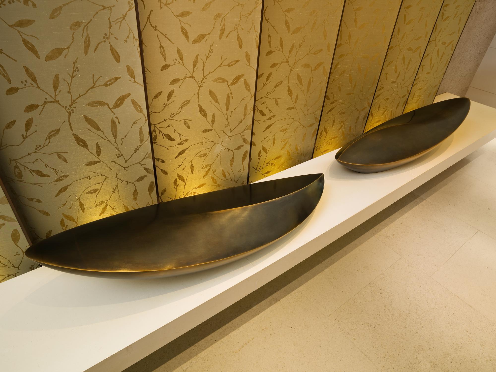 Studio kitchen with brass details and plates